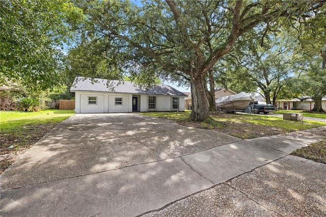 ranch-style house featuring a front yard