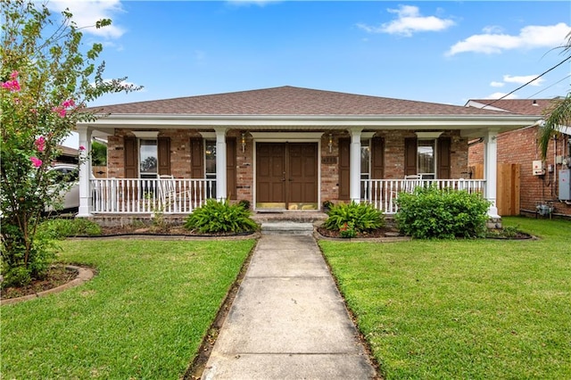 view of front facade featuring a porch and a front yard