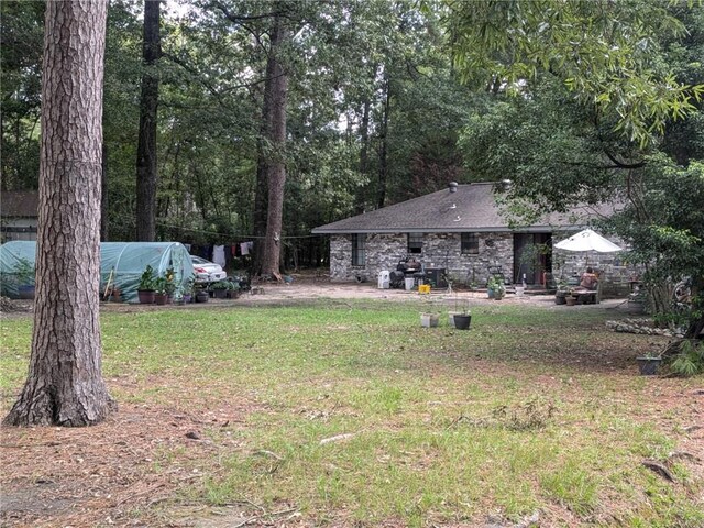 view of yard featuring a patio