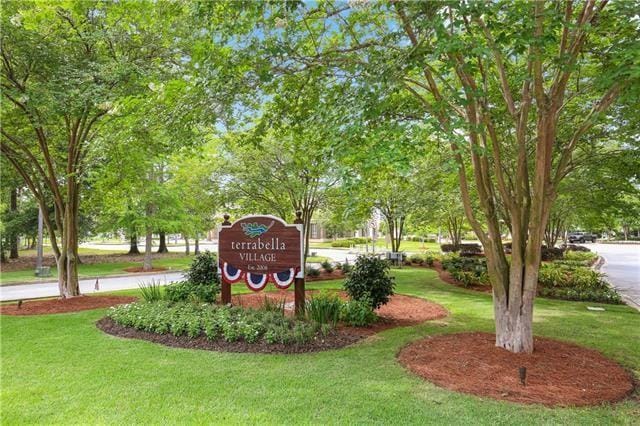 community / neighborhood sign featuring a yard