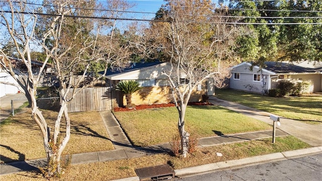 view of front of property featuring a front lawn