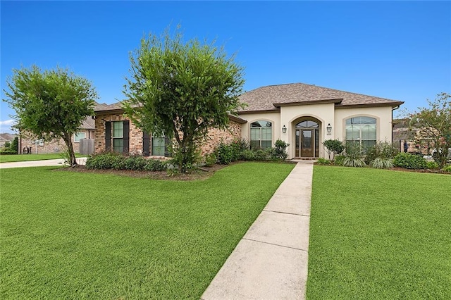 view of front of property featuring a front yard