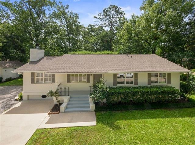 single story home featuring a front lawn