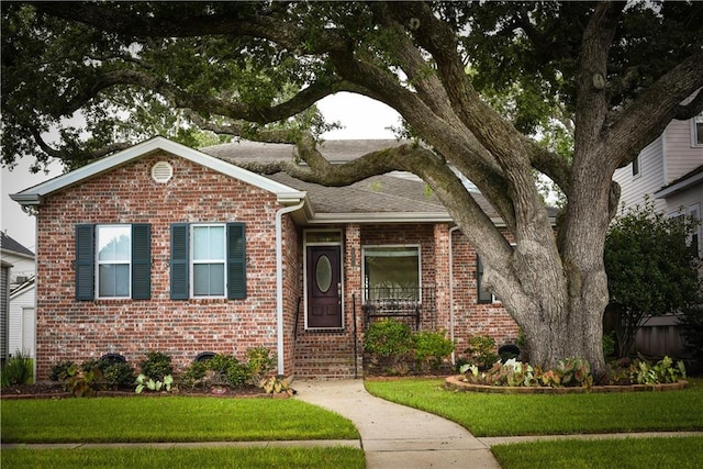 view of front of property with a front yard