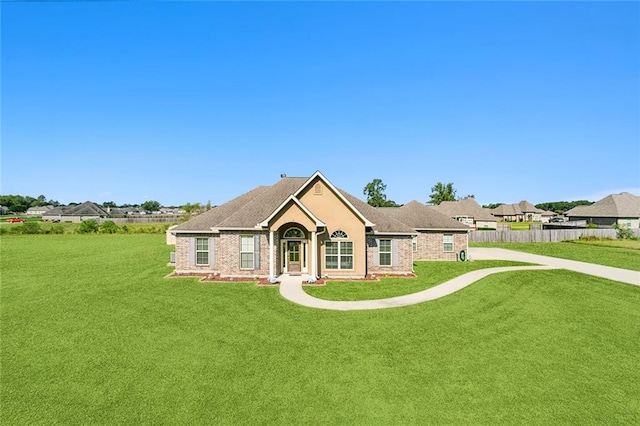 view of front of home featuring a front yard