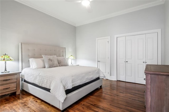 bedroom featuring ceiling fan, dark wood-type flooring, and crown molding