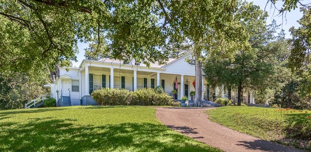 view of front of property featuring a porch and a front lawn