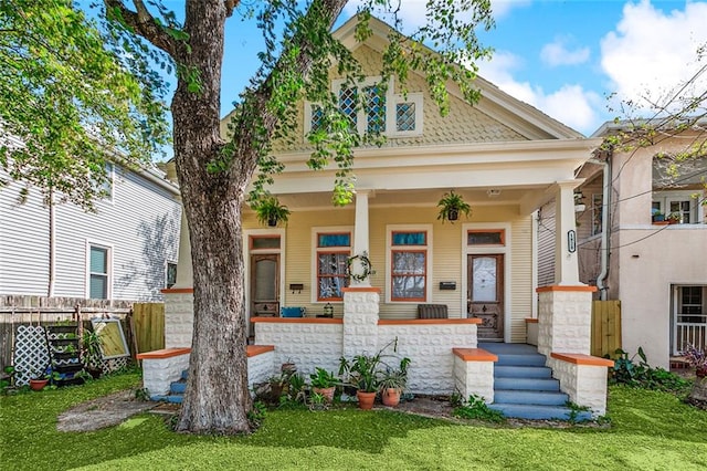 view of front of property featuring a porch and a front lawn