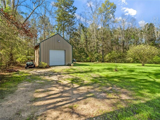 view of yard featuring an outdoor structure and a garage