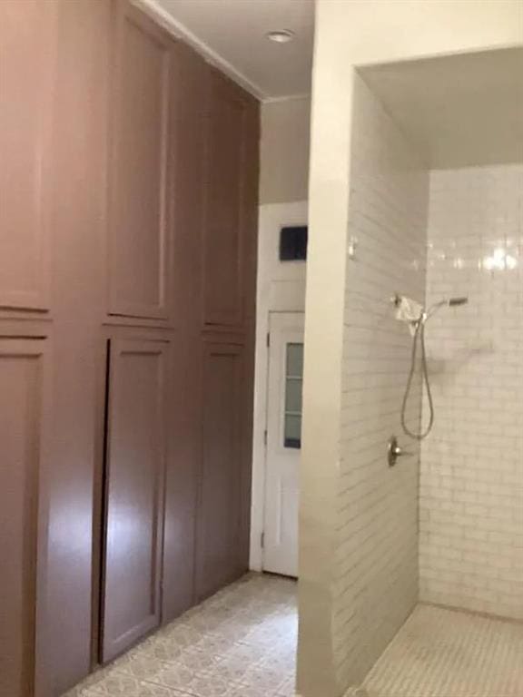 bathroom featuring tiled shower