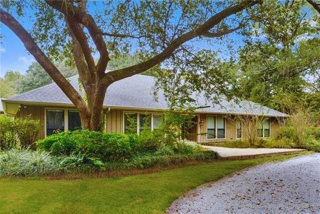 ranch-style home with a front lawn