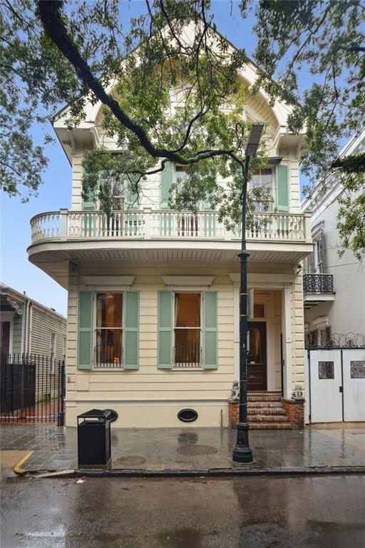 view of front of home with a balcony