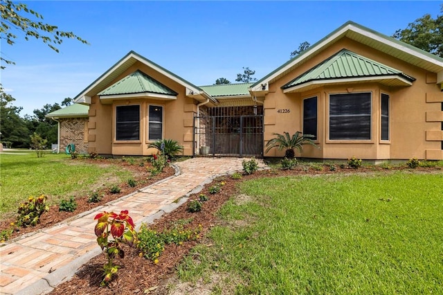 view of front of property with a front yard