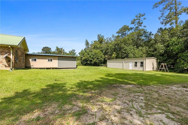 view of yard featuring an outbuilding