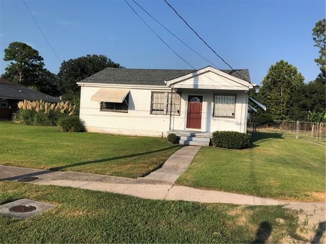 bungalow-style house featuring a front lawn