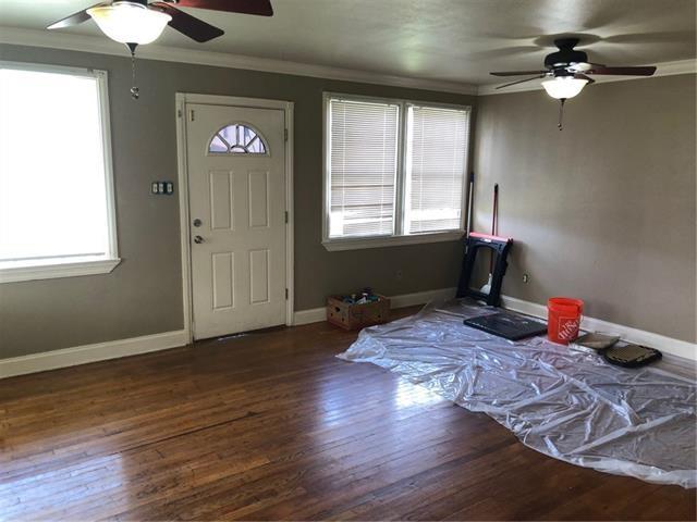 foyer entrance featuring dark wood-type flooring, ceiling fan, and a wealth of natural light