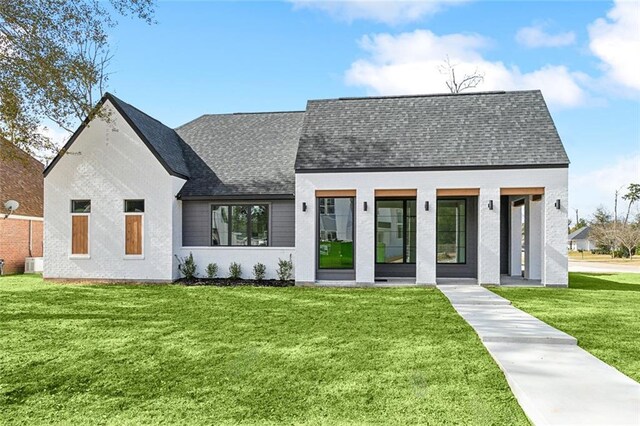 view of front of home featuring a front yard