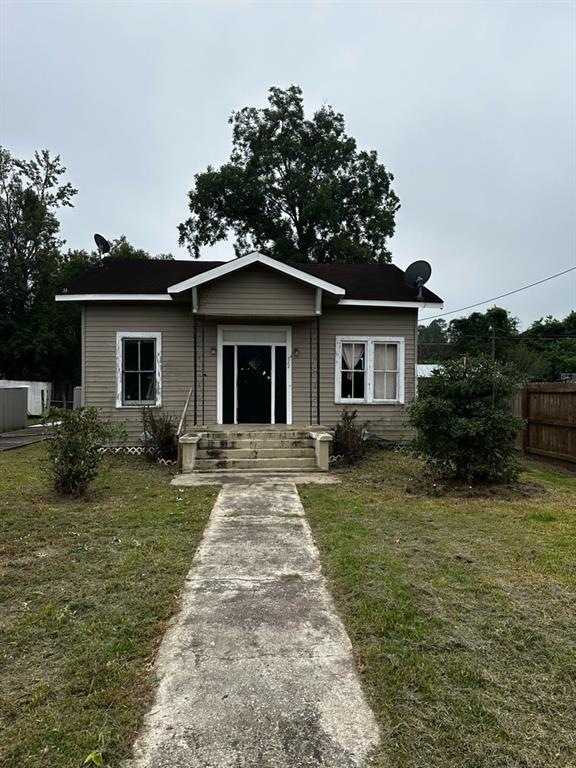 view of front of home with a front yard