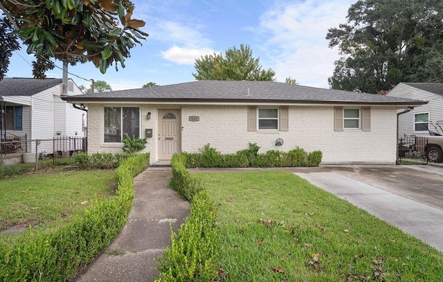 ranch-style house featuring a front yard