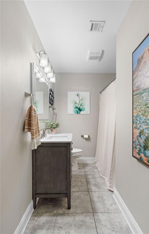 bathroom featuring a shower with curtain, vanity, and toilet