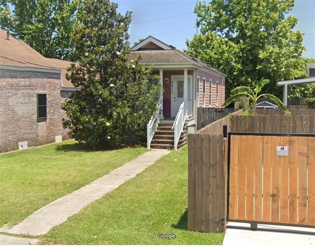 bungalow featuring a front lawn