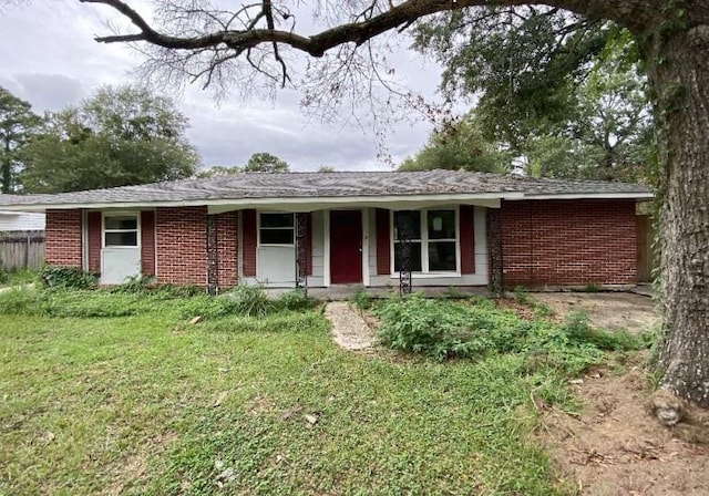 single story home with a front lawn