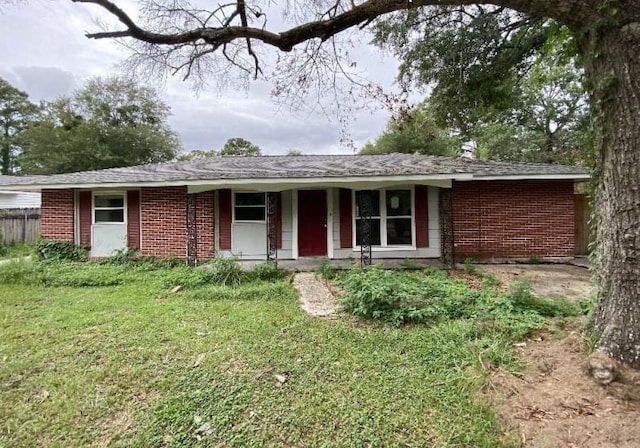 103 W Hickory St, Mandeville, LA 70471 - ranch-style home with fence, covered porch, a front yard, and brick siding