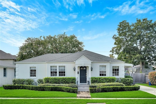 view of front facade with a front lawn