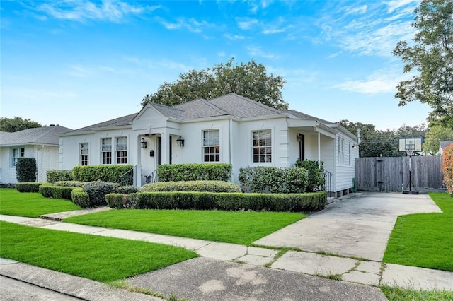 view of front of house featuring a front yard