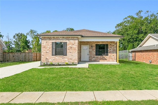 view of front facade with a front yard