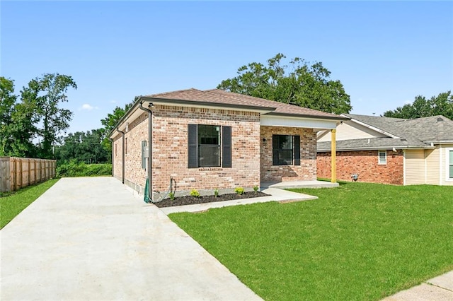 view of front facade with a front yard