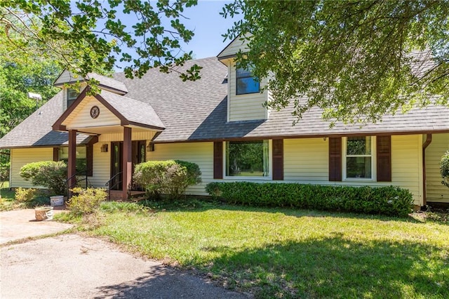 view of front of property with a front lawn and covered porch