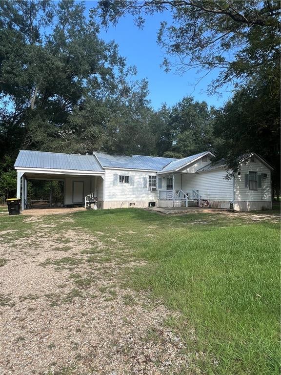 view of front of property with a front yard