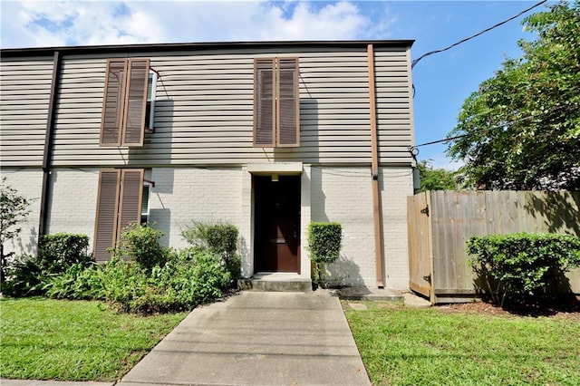 view of front of property with a front lawn