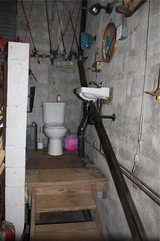 bathroom featuring toilet