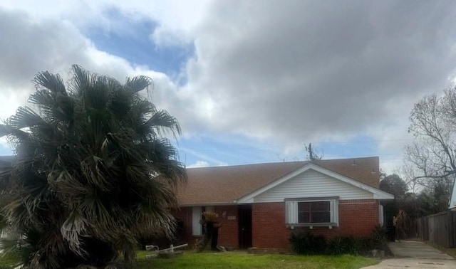 view of front of home featuring a front lawn