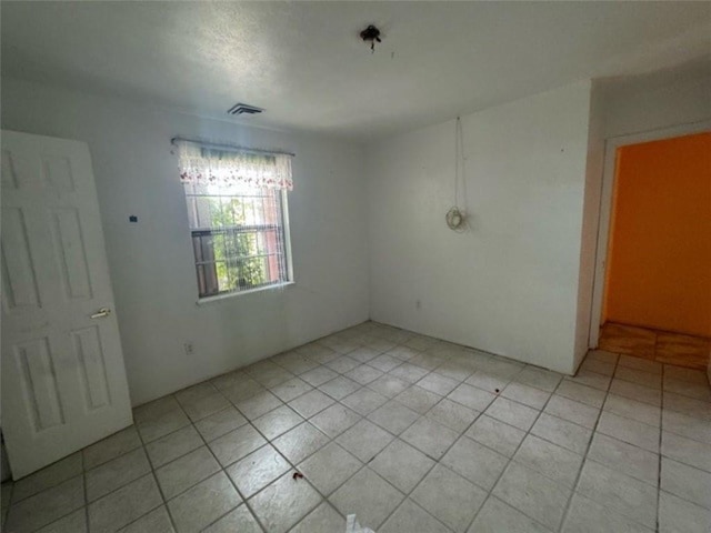 empty room featuring light tile patterned floors