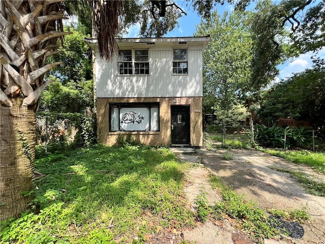 view of front of property with a front yard