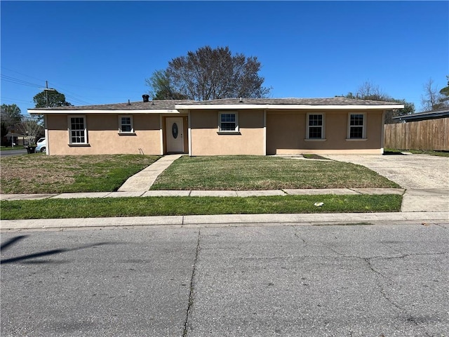 ranch-style house featuring a front lawn