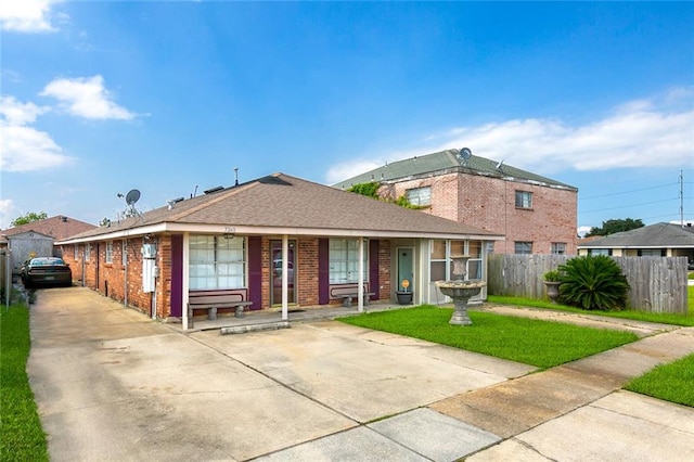 view of front of property featuring a front lawn