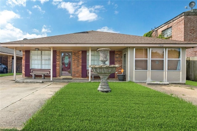 view of front facade featuring a front lawn