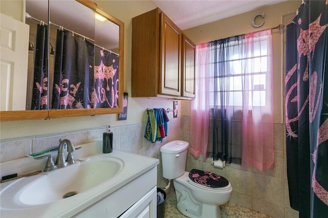 724042 Boston Dr, New Orleans, LA 70127 - full bathroom featuring tile walls, toilet, vanity, and curtained shower