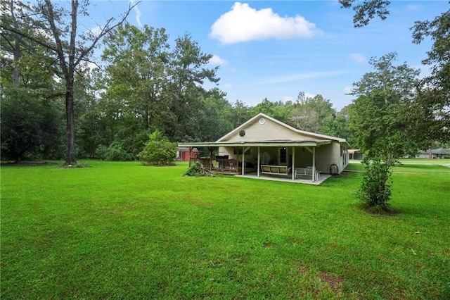 view of yard featuring a patio area