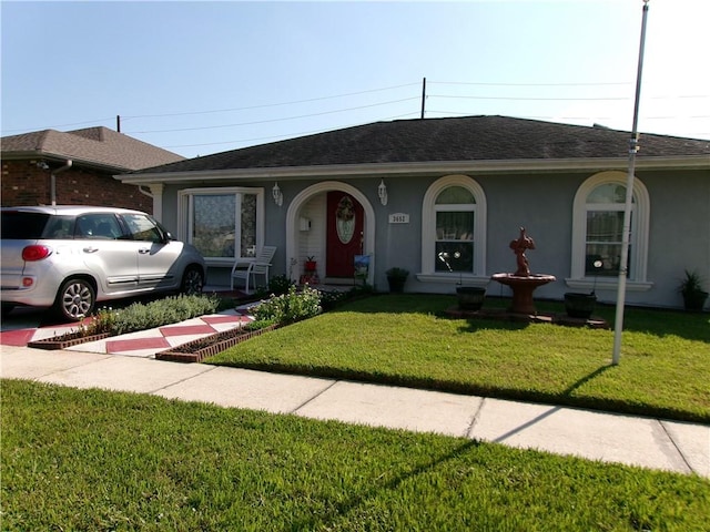 single story home with a front lawn