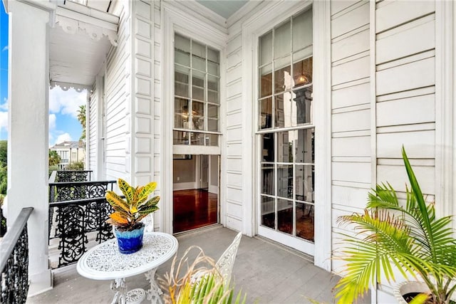 balcony featuring covered porch