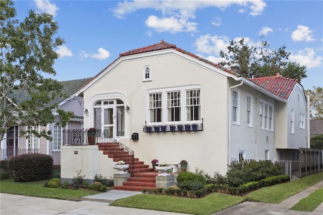 view of front facade with a front yard