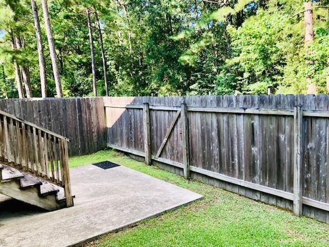 view of yard featuring a patio