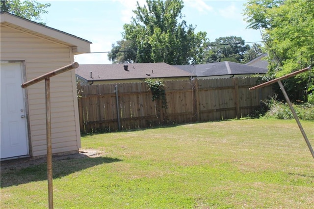 view of yard featuring a storage shed