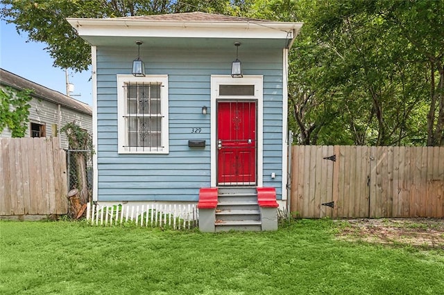 view of front facade featuring a front lawn