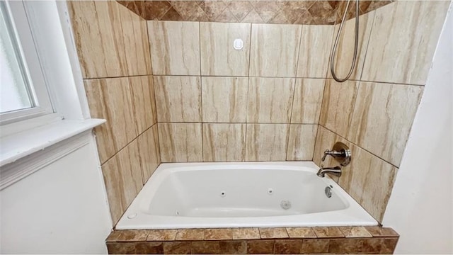 bathroom with tiled shower / bath combo